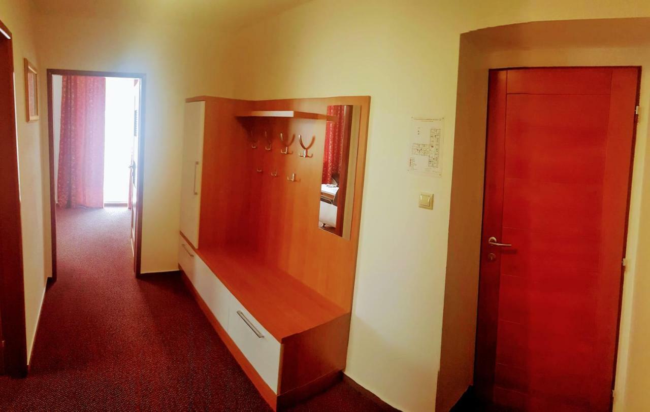 Agrohotel Tri Brezy Hrustin Exterior photo